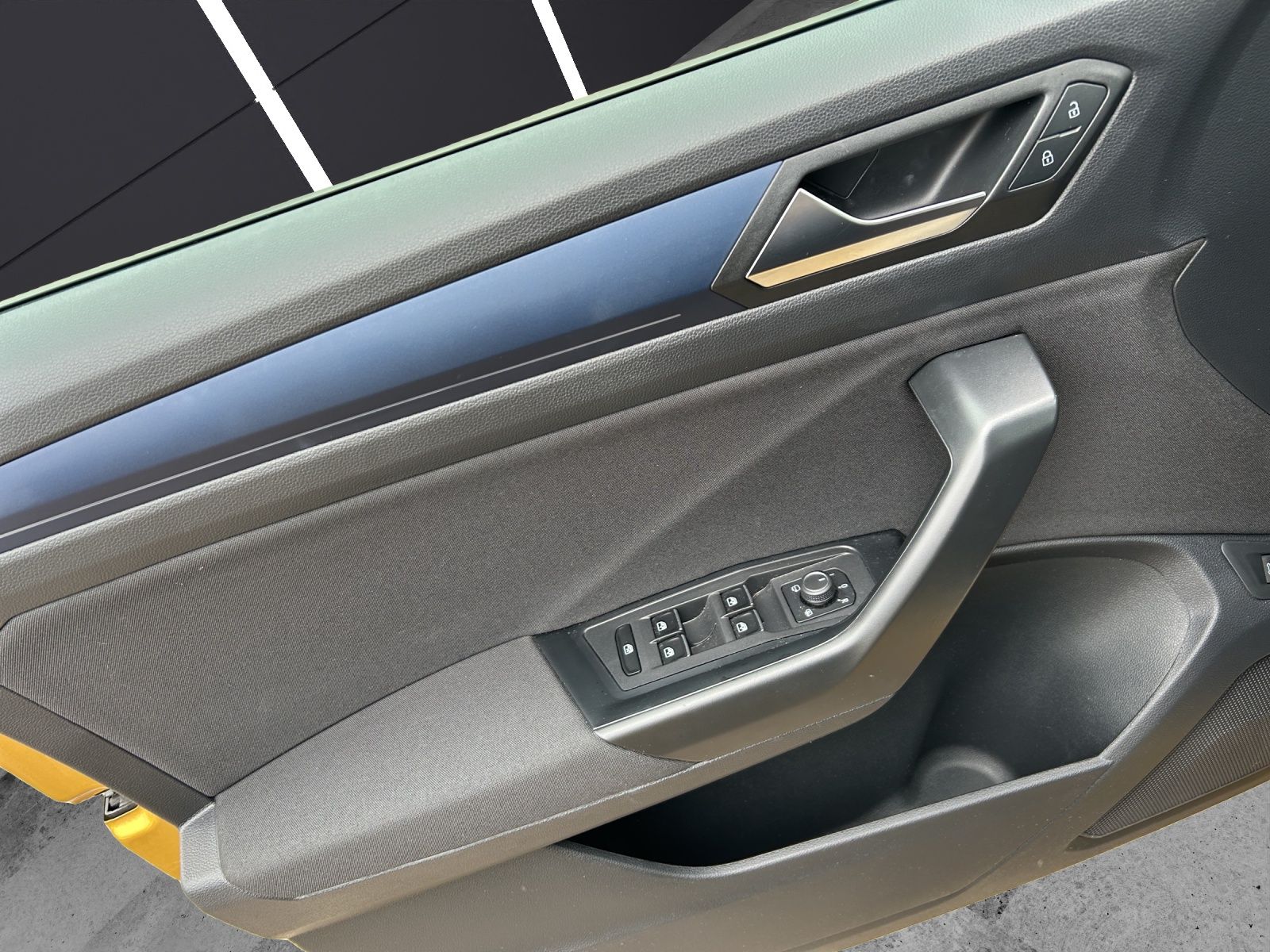 Fahrzeugabbildung Volkswagen T-Roc TSI United DSG LED Navi ACC AHK RFK SH