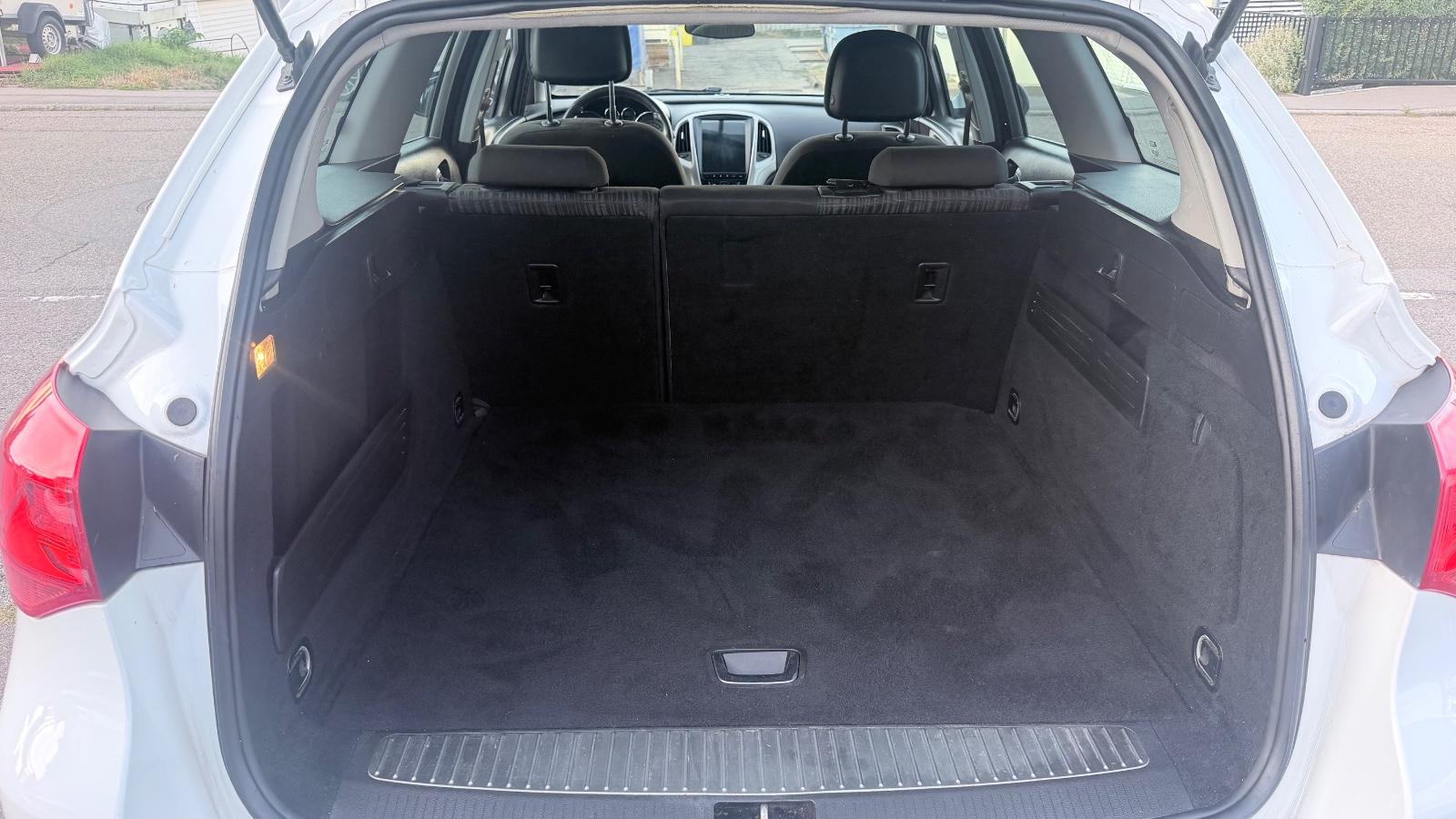 Opel Astra 2011 — photo 11
