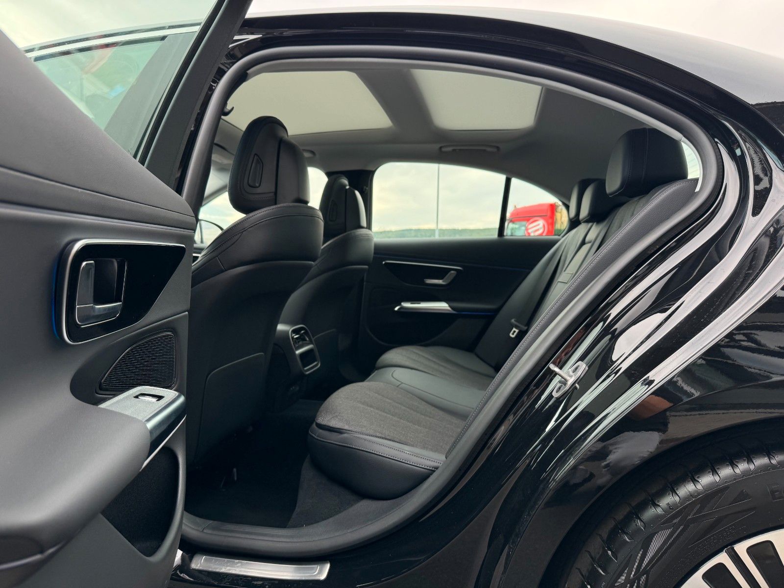 Fahrzeugabbildung Mercedes-Benz E 220 d Avantgarde R-Kamera+Pano+Distr+TotW+ - mit KI generiert/bearbeitet