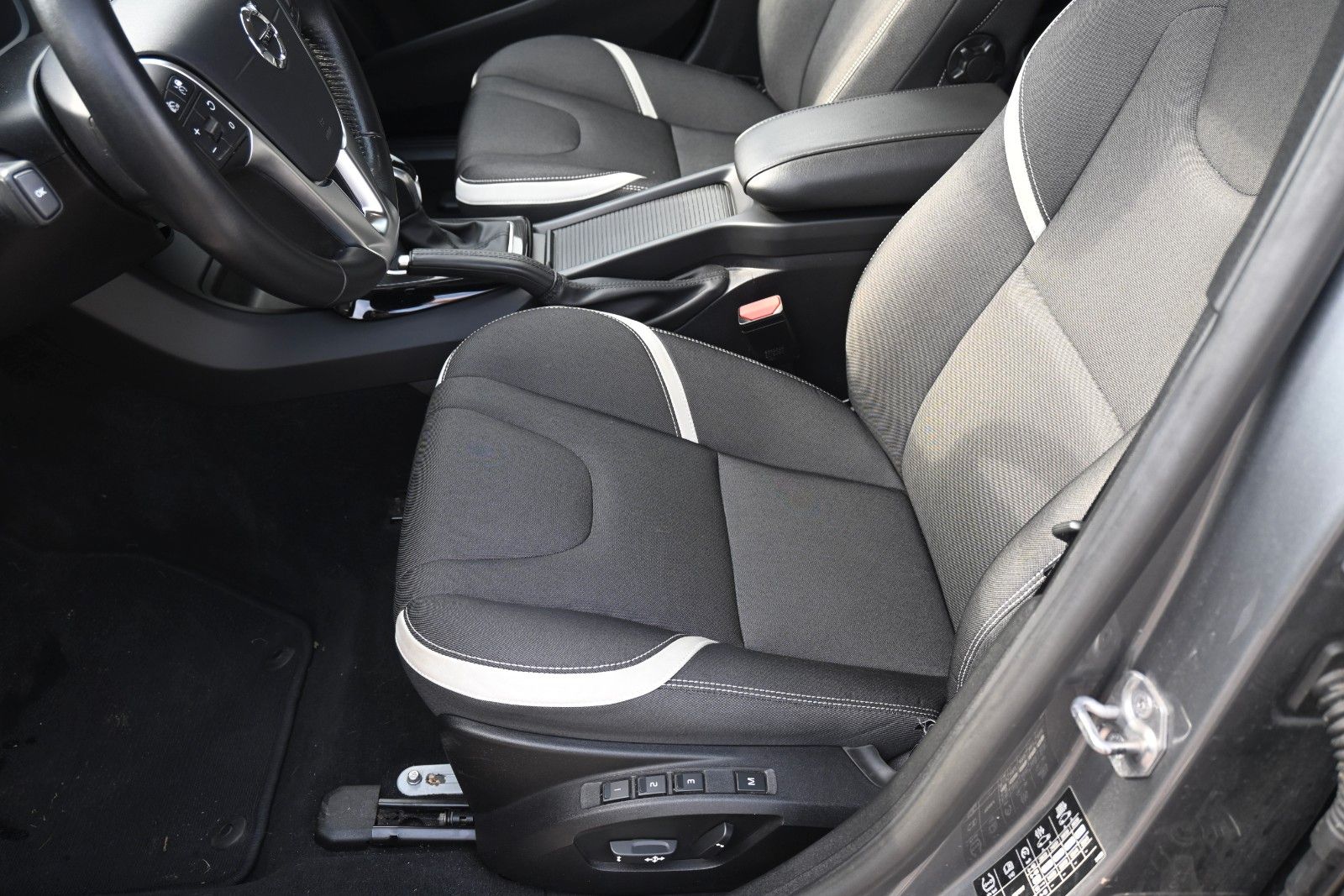 Fahrzeugabbildung Volvo V40 Cross Country D2 Momentum*Fahrass.Paket*RFK*
