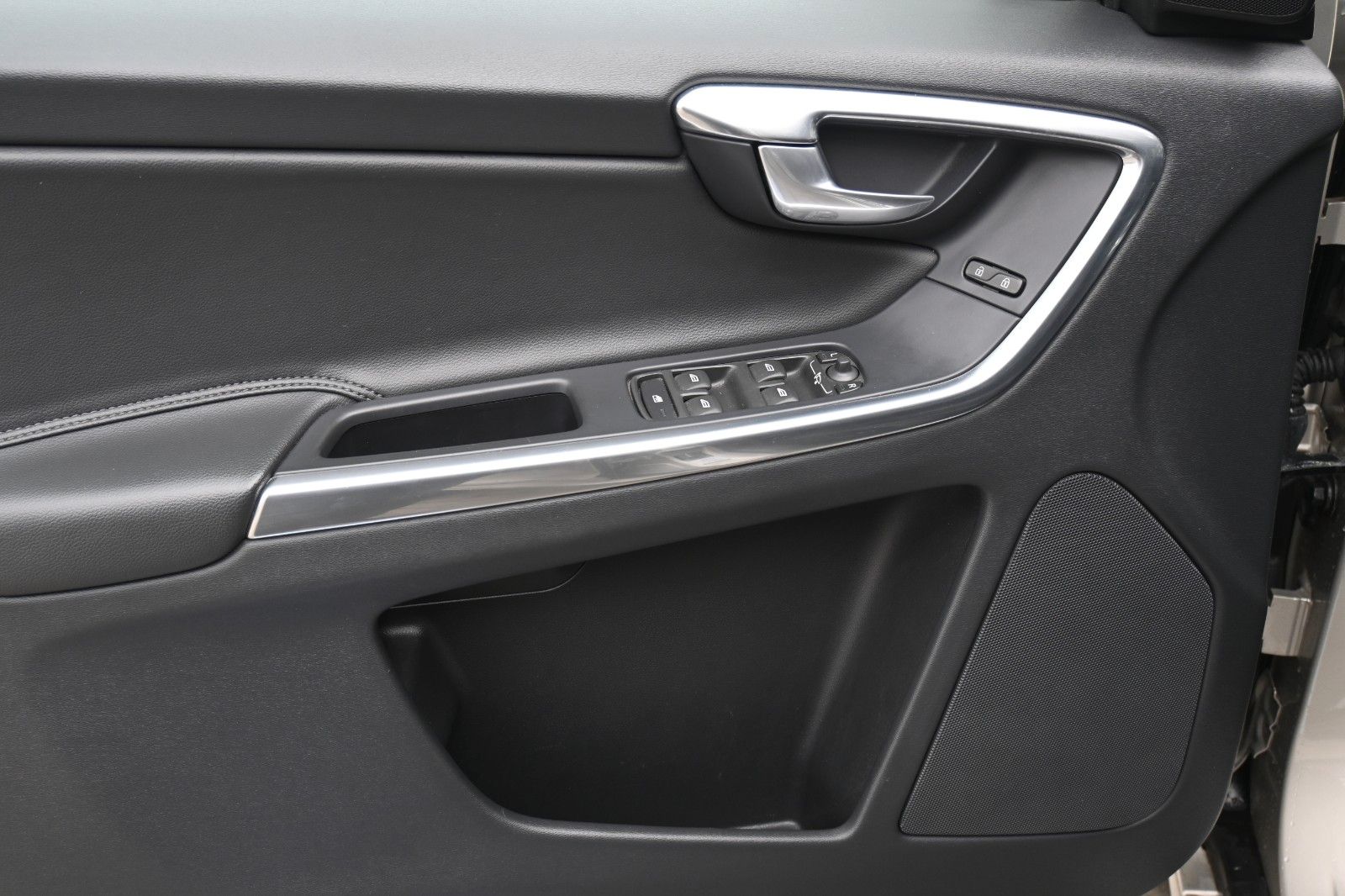Fahrzeugabbildung Volvo XC60 D4 Momentum*BLIS*STHZ*PANO*BiXenon*CAM*DAB