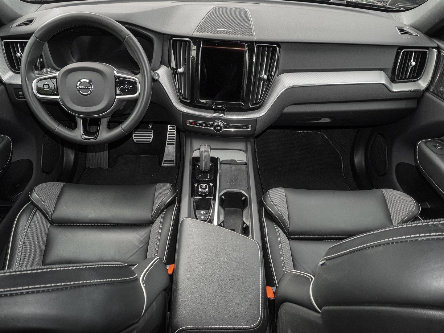Volvo XC60 B4 B R-Design STANDHZG PANO AHK 360° H&K LE