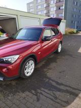 BMW X1 Rot BJ 2010 - BMW X1 mit Benzin-Antrieb: Limousine