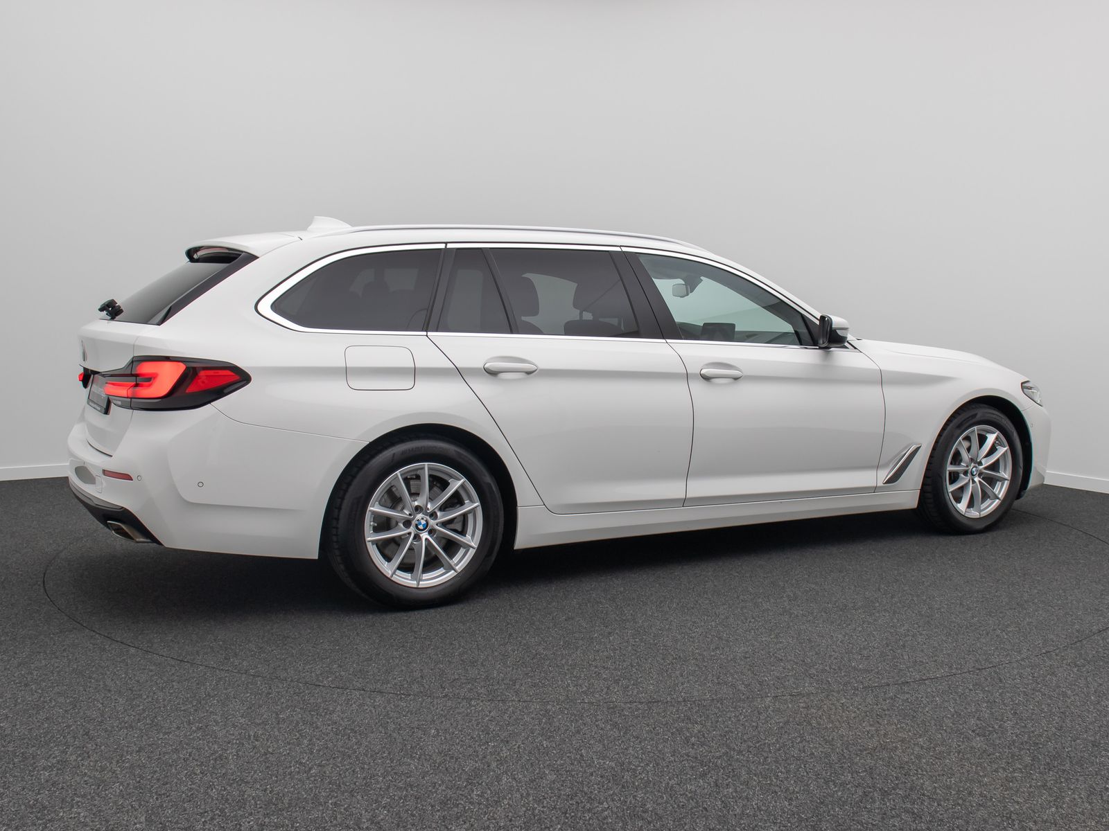 Fahrzeugabbildung BMW 520d xD Alarm DAB Kamera HiFi Belüftung Komfort