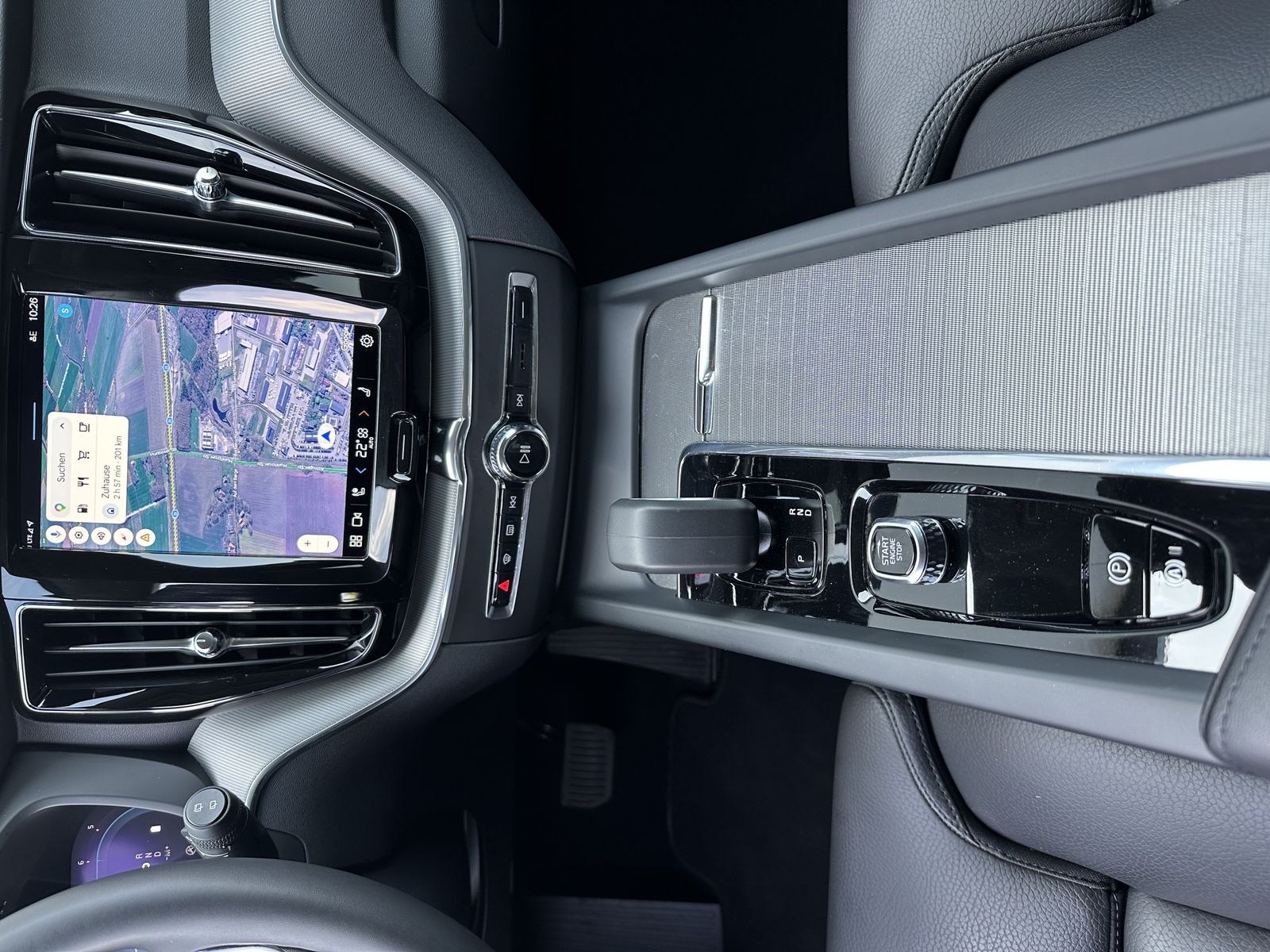 Fahrzeugabbildung Volvo XC60 B4 D Plus Dark NAV+MATRIX+ACC+21ZOLL+ALARM