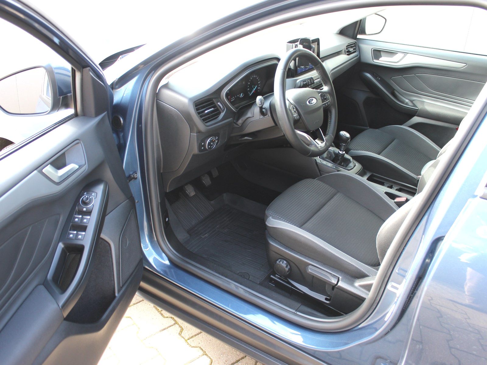 Fahrzeugabbildung Ford Focus Cool & Connect 1,0 EcoBoost Start/Stopp