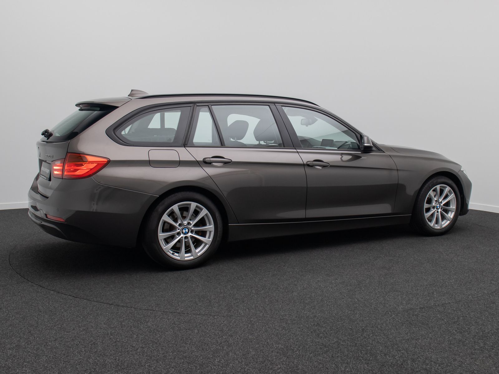 Fahrzeugabbildung BMW 320d GeschwindigReg HUD HiFi Xenon AHK Panorama