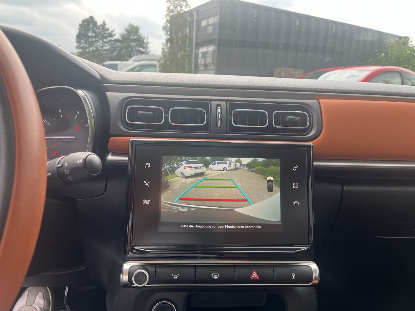 Fahrzeugabbildung Citroën C3 1.2 PureTech 110 Shine Panorama Navi DAB SHZ