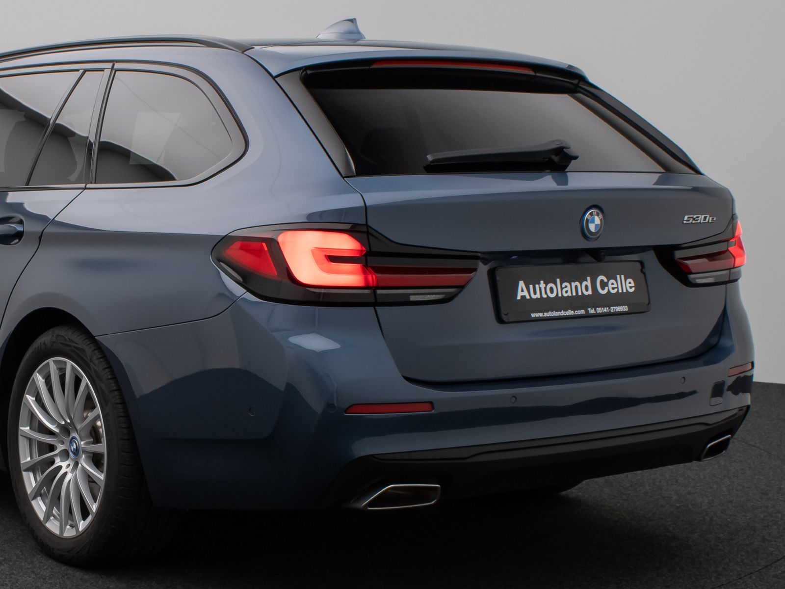 Fahrzeugabbildung BMW 530e Panorama Kamera HUD DAB HiFi Alarm Sport