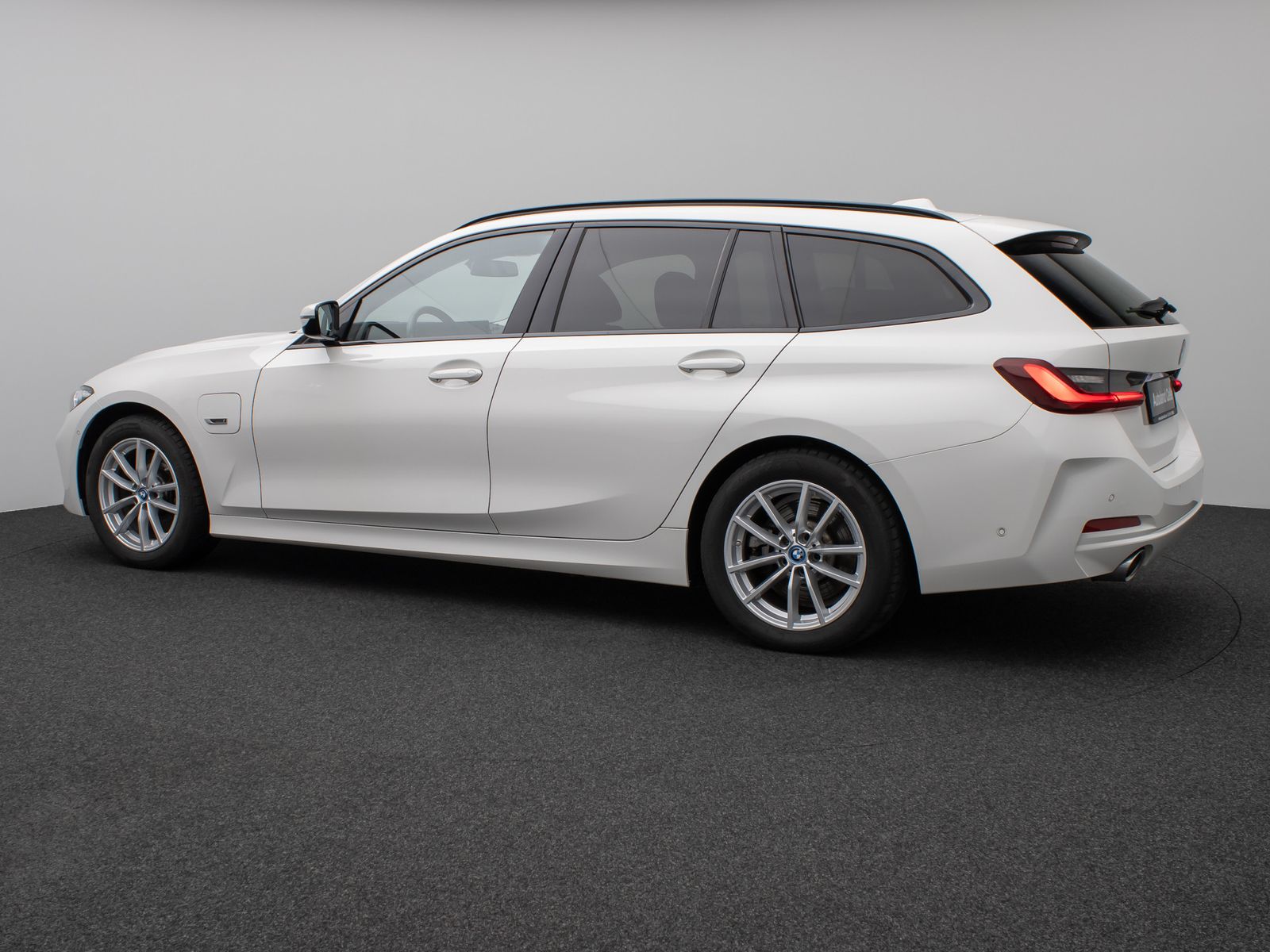 Fahrzeugabbildung BMW 330e Kamera HUD DAB Stop&Go Komfort Fernlichtass