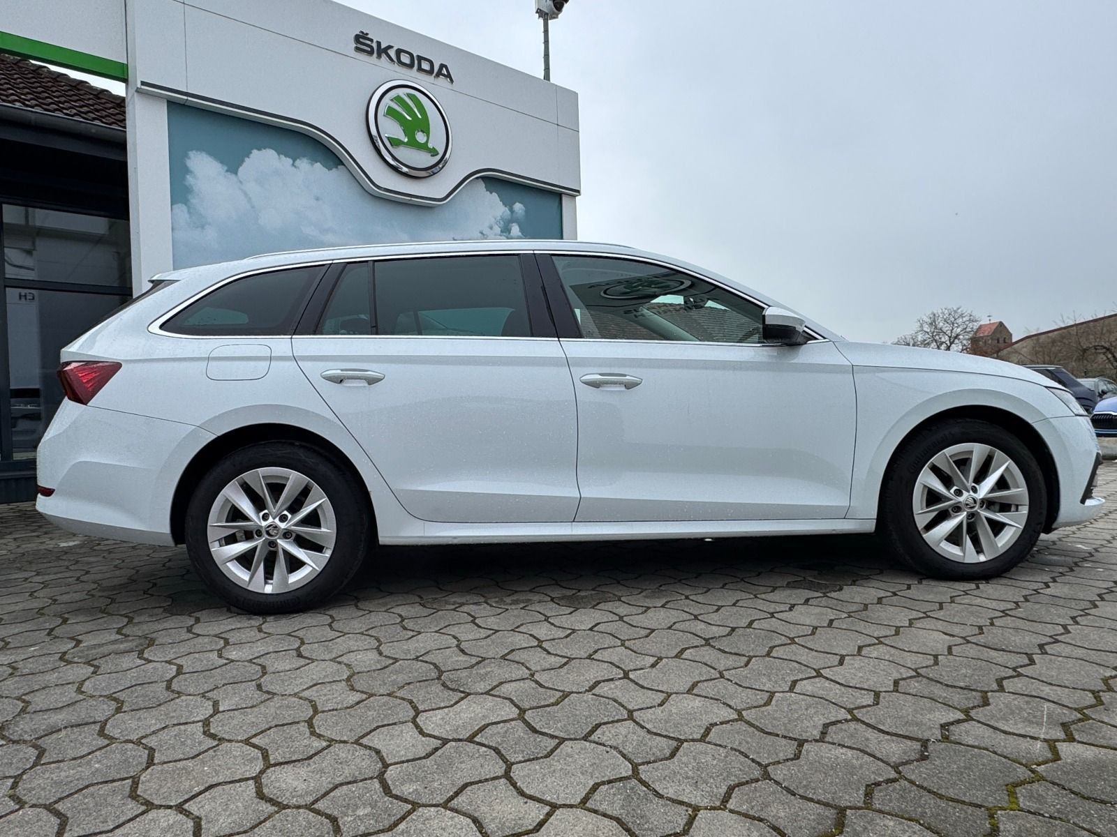 Fahrzeugabbildung SKODA Octavia Combi 2.0 TDI 6-Gang*LED*Head-Up*NAVI*Si