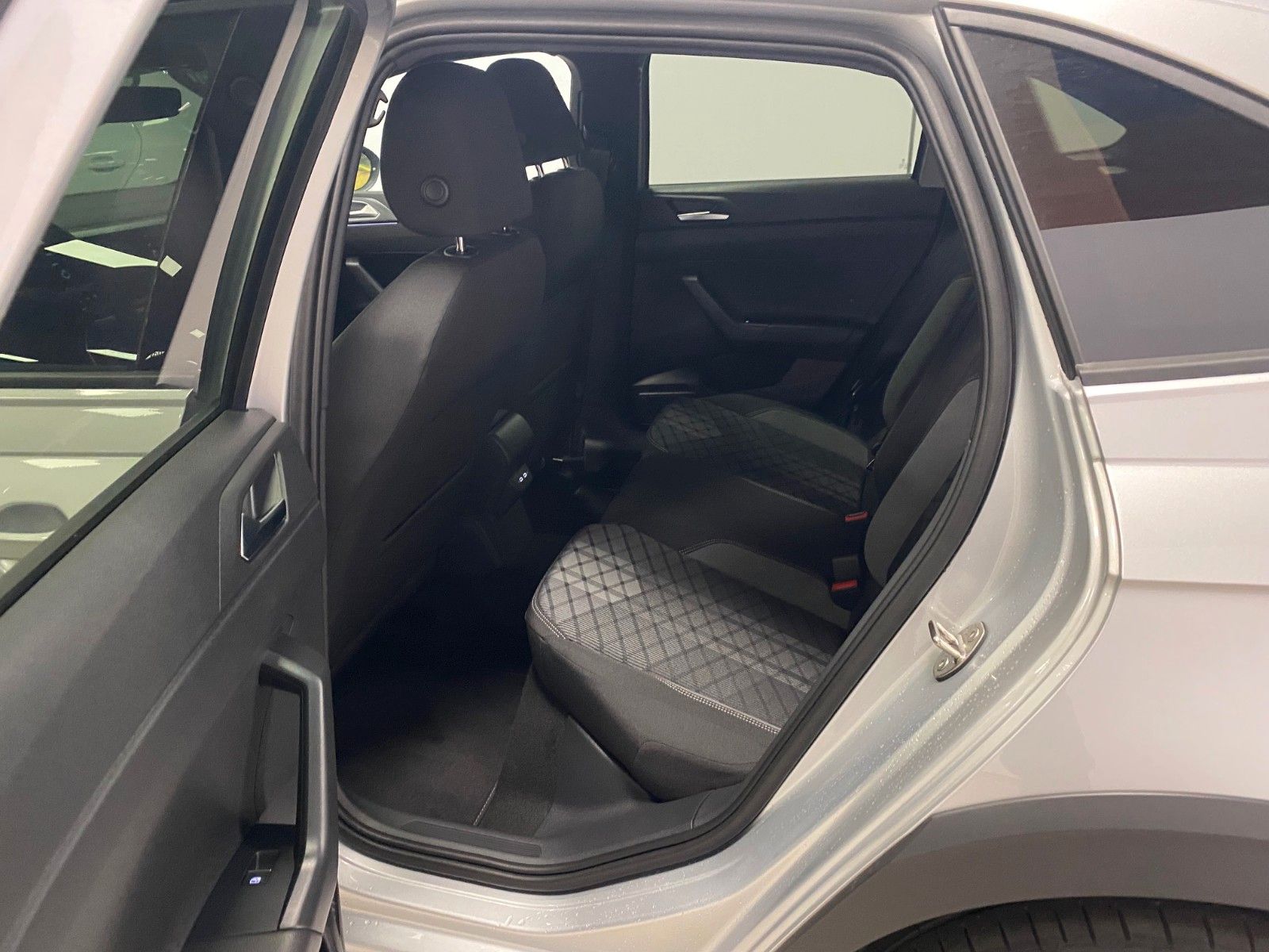 Fahrzeugabbildung Volkswagen Taigo 1.5 TSI DSG R-LINE+Black Style+ACC+Matrix+