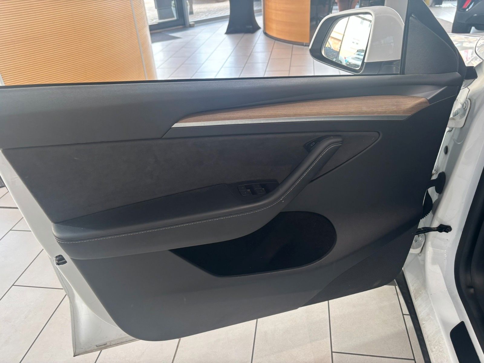 Fahrzeugabbildung Tesla Model Y Long Range Dual AWD SHZ/NAVI/19"ALU/ALLW