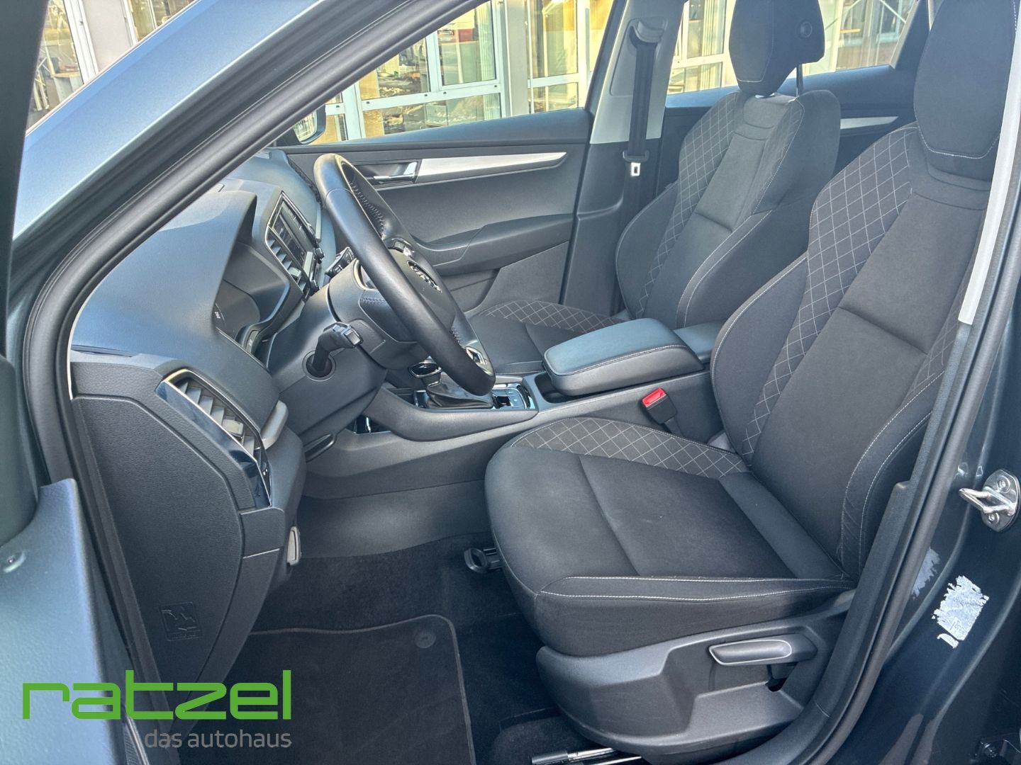 Fahrzeugabbildung SKODA Karoq Ambition 1.5 TSI DSG DAB SHZ Spurwechselas