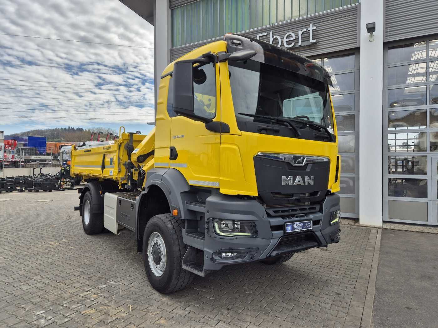 Fahrzeugabbildung MAN TGS 18.430 4x4 BL Kran HMF 1130K-RCS Funk AHK
