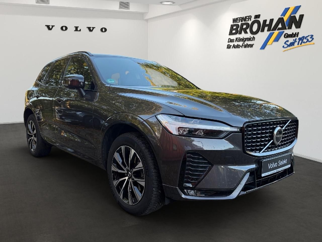 Fahrzeugabbildung Volvo XC60 B5 Benzin AWD Plus Dark