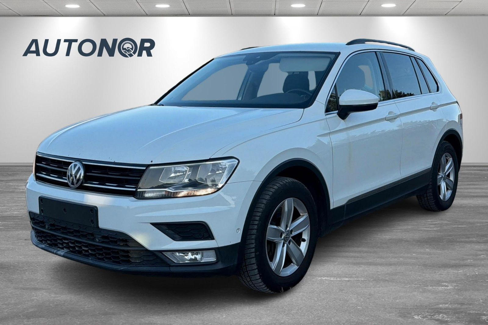 Volkswagen Tiguan - 1