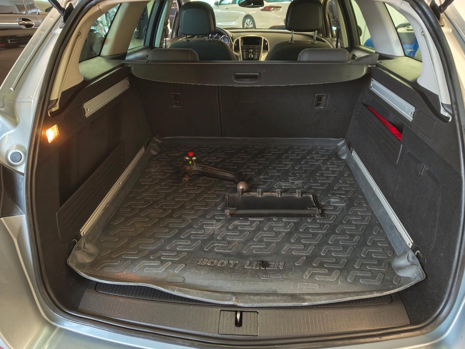 Opel Astra 2011 — photo 7