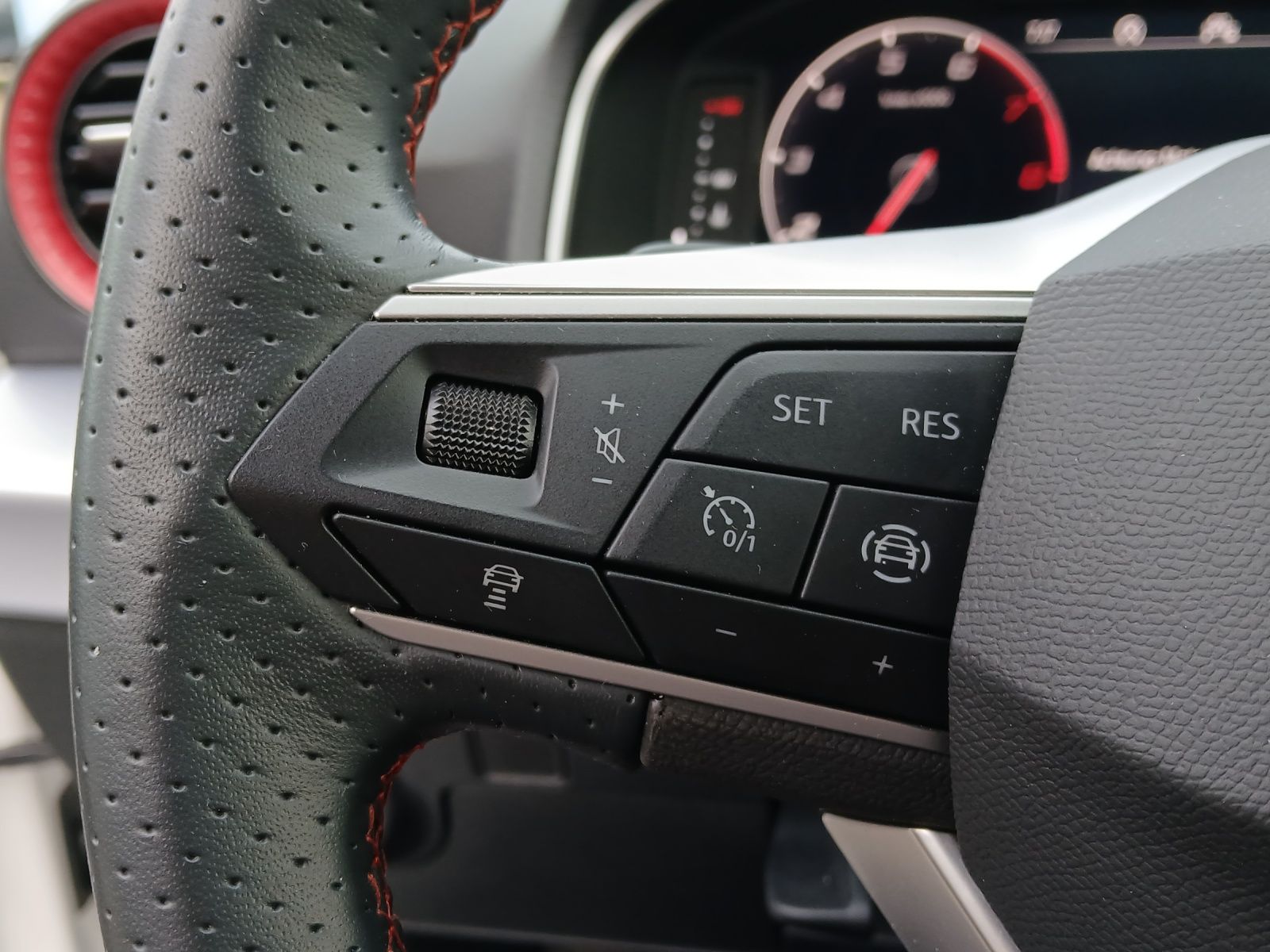 Fahrzeugabbildung SEAT Ibiza TSI FR DSG LED Navi AID ACC RFK SH 18"