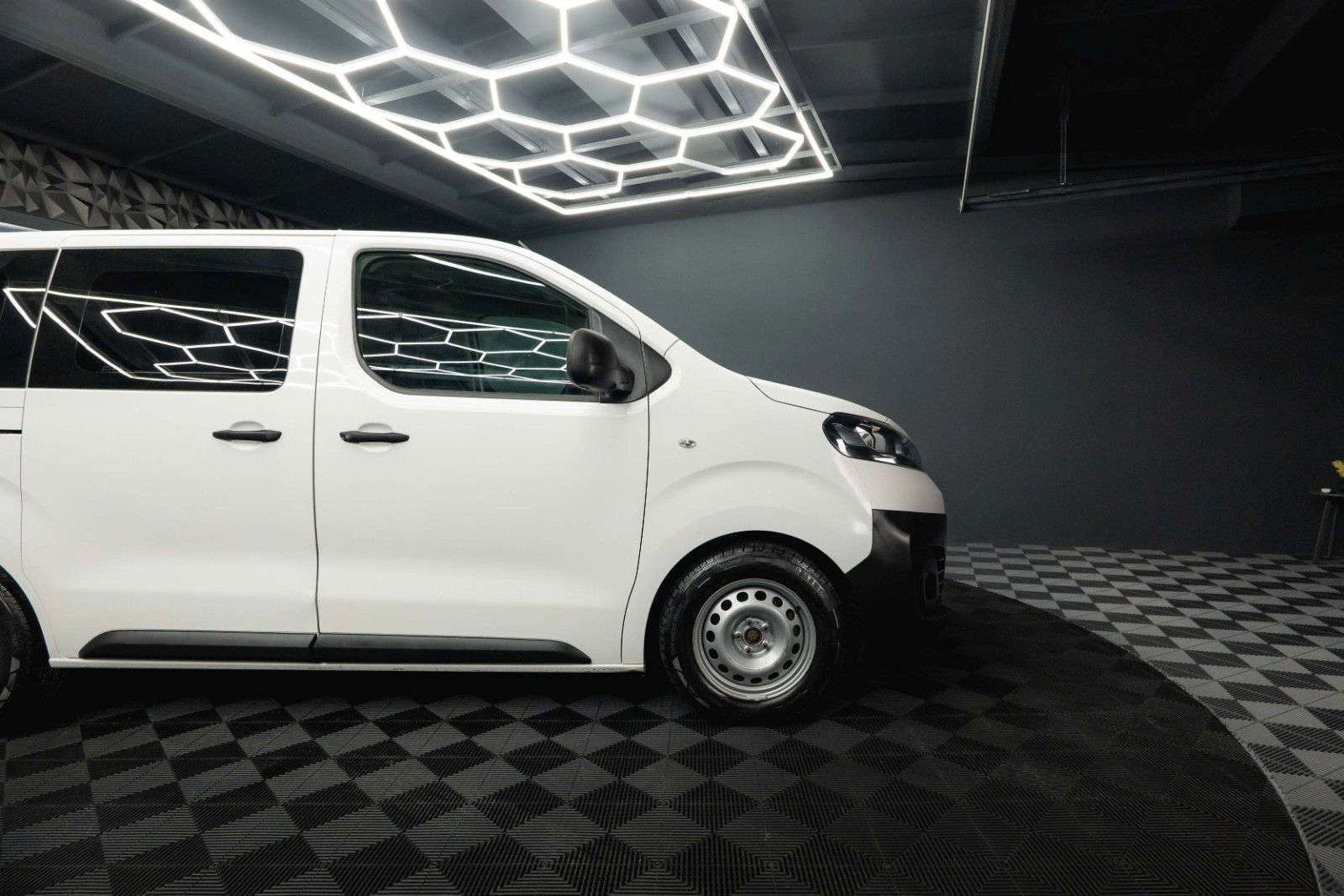 Fahrzeugabbildung Opel Vivaro Kombi S | 9 Sitze | Klima | DAB | TÜV NEU