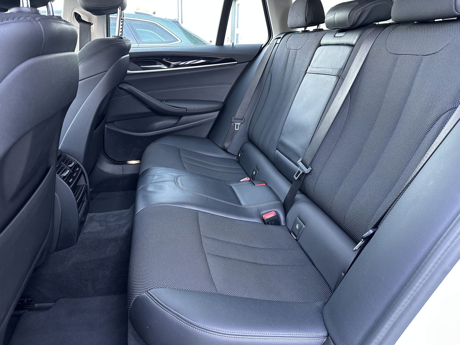 Fahrzeugabbildung BMW 520d Touring Sport-Line NAV+LED+VCOCK+KAMERA+SHZ