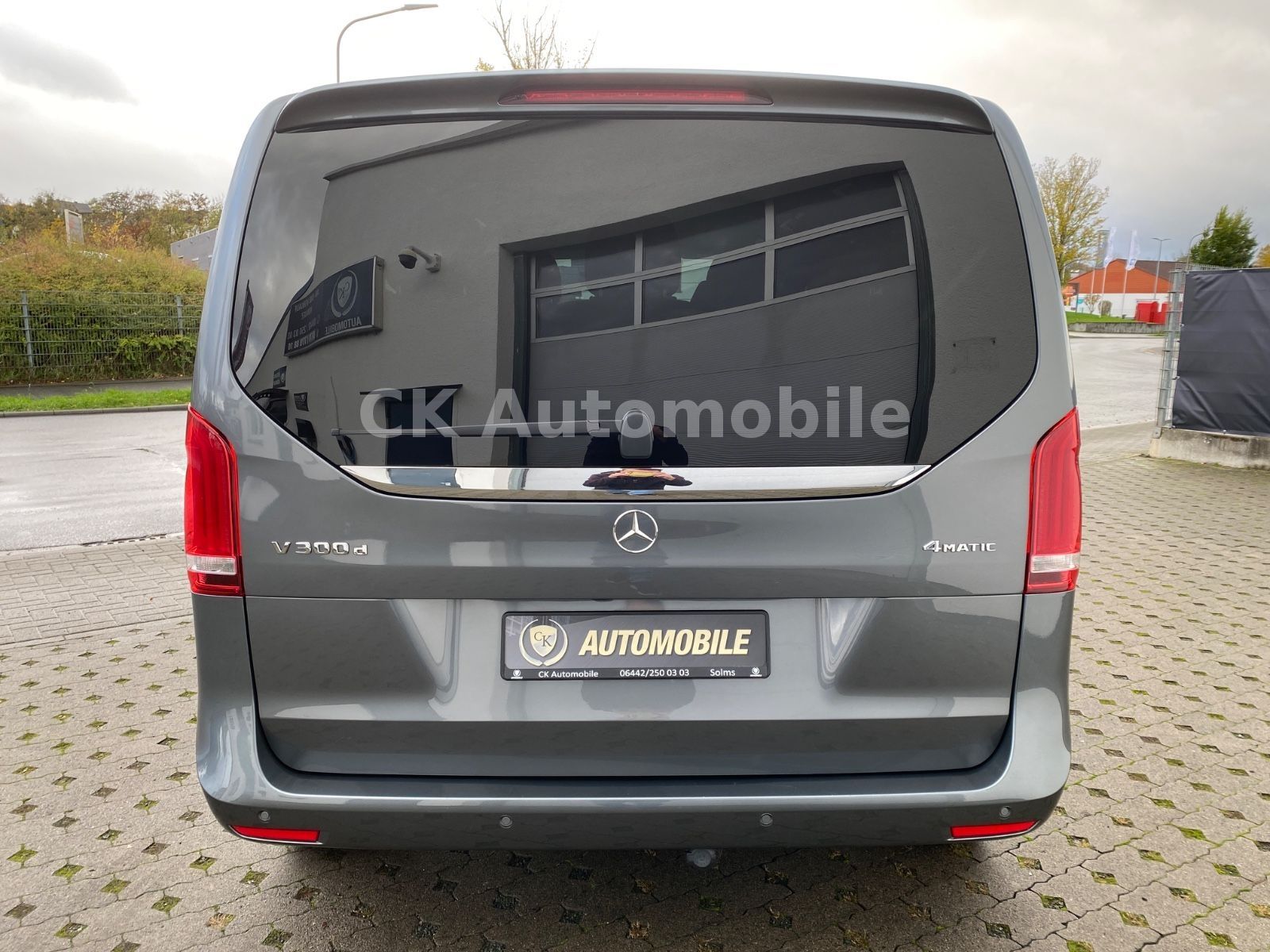 Fahrzeugabbildung Mercedes-Benz V 300d 4Matic Kompakt/AMG-Line/8 Sitze/360°/AHK