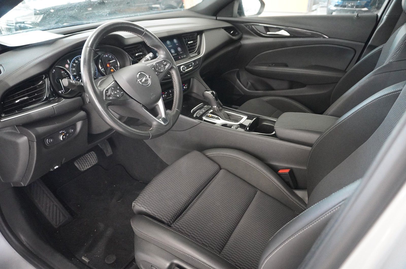 Fahrzeugabbildung Opel Insignia B ST 2.0T ELEGANCE NAVI/LED/VIRT/SH/DAB