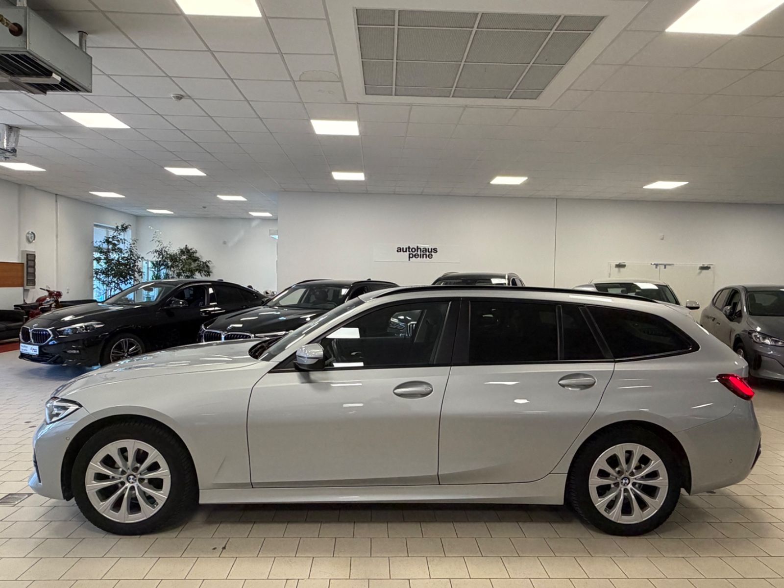 BMW 318d Advantage/Aut/Navi/KeyLess/HUD/Park&DrivAss foto 7