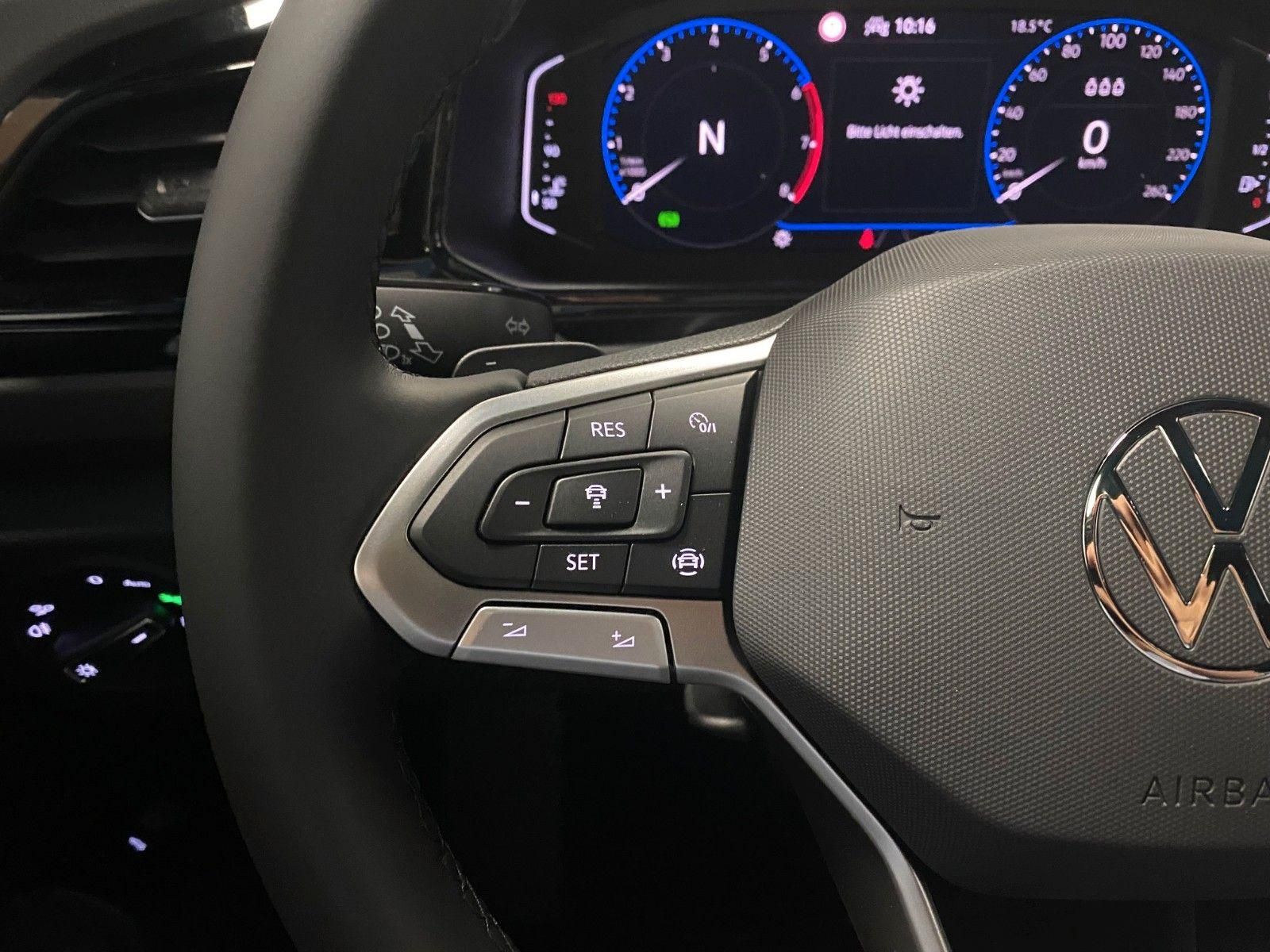 Fahrzeugabbildung Volkswagen T-Roc 1.5 TSI DSG+STYLE+PANORAMA+AHK+GARANTIE+BC