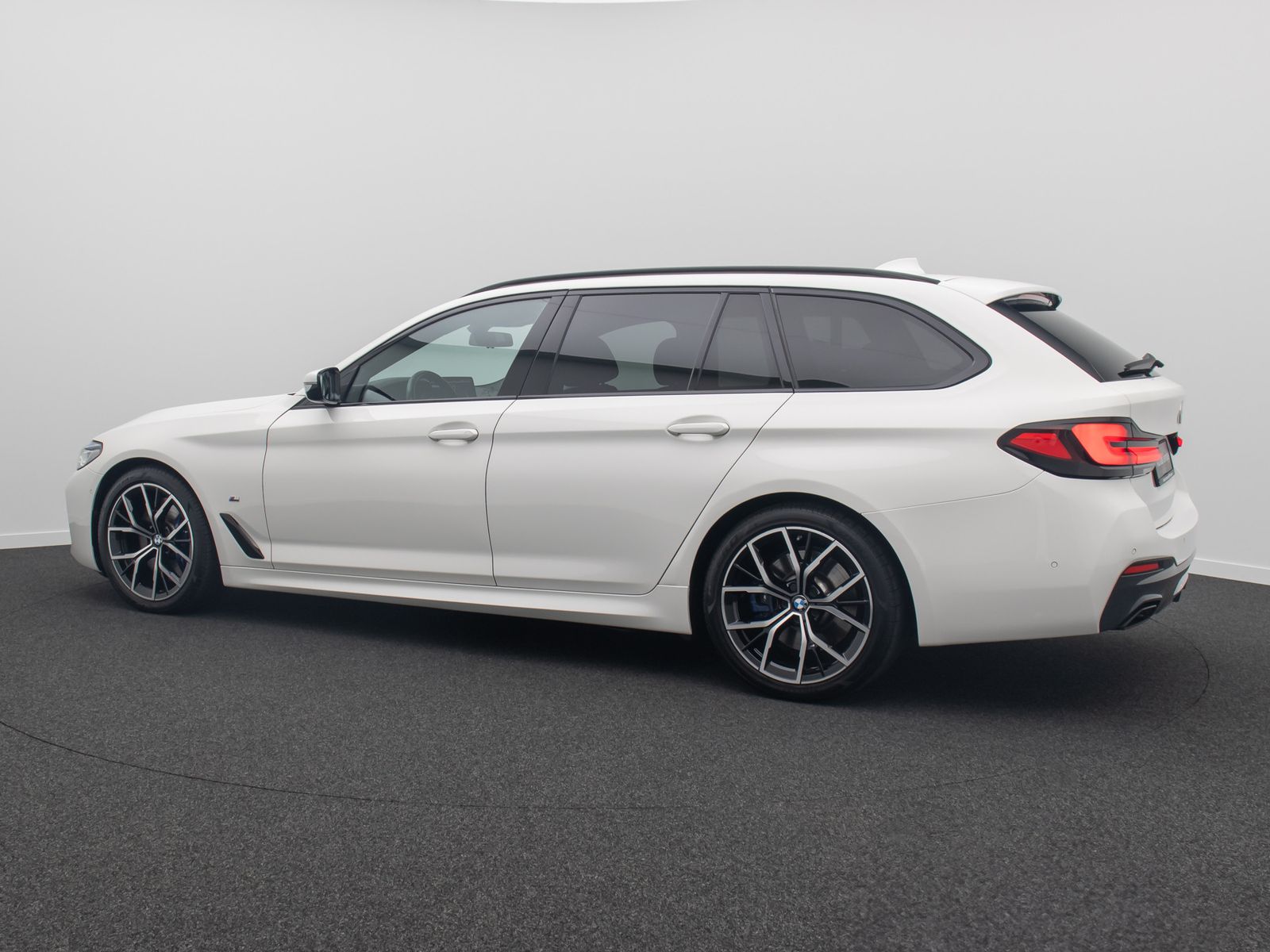 Fahrzeugabbildung BMW 530d xD M Sport DAB Kamera HUD Laser 4*Klima 19"
