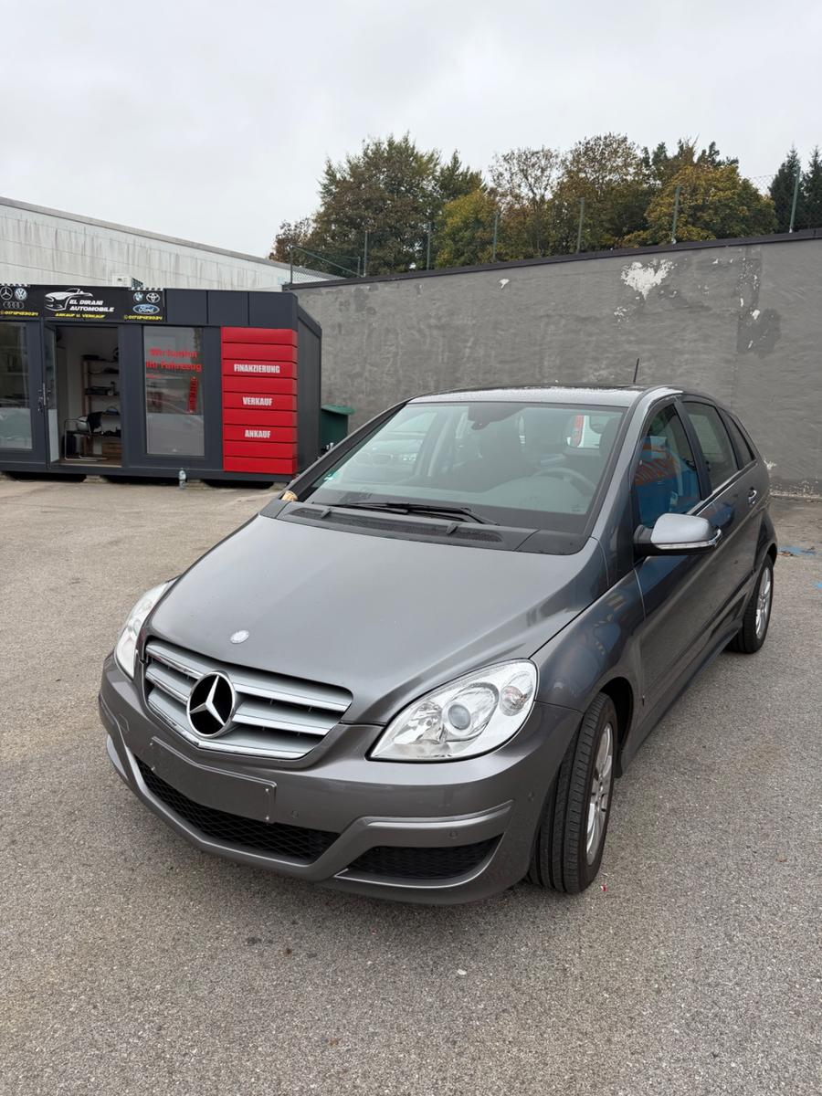 Mercedes-Benz B 180