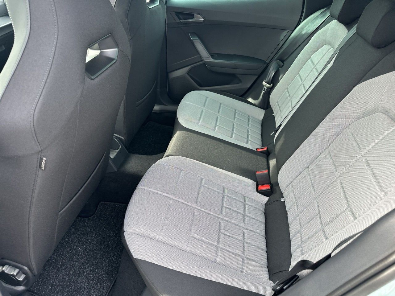 Fahrzeugabbildung SEAT Arona FR 1.0 TSI 85 kW - mit KI generiert/bearbeitet