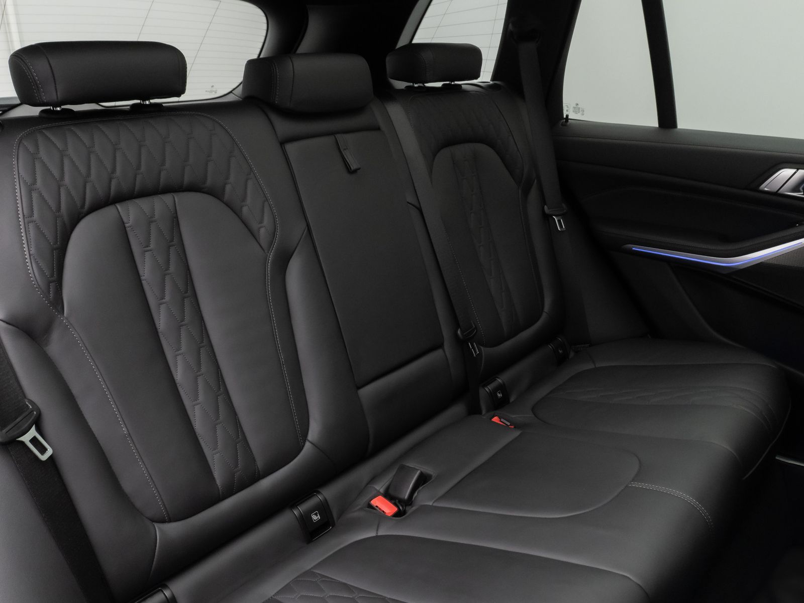 Fahrzeugabbildung BMW X5 M50i Panoram 360°HUD DAB HiFi Massage AHK 22"