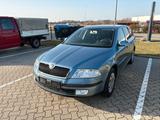 Skoda Octavia 2.0 TDI DSG Elegance Combi Elegance - Skoda Octavia aus 2009 mit Diesel-Antrieb