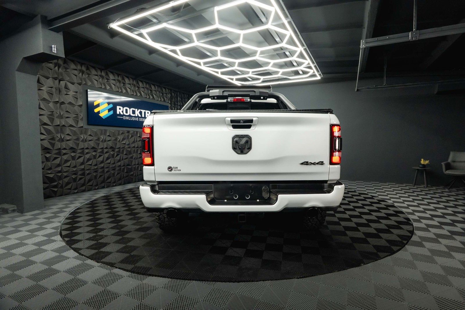 Fahrzeugabbildung Dodge RAM 5.7 V8 HEMI 4x4 OFFROAD Night-Paket *LED*