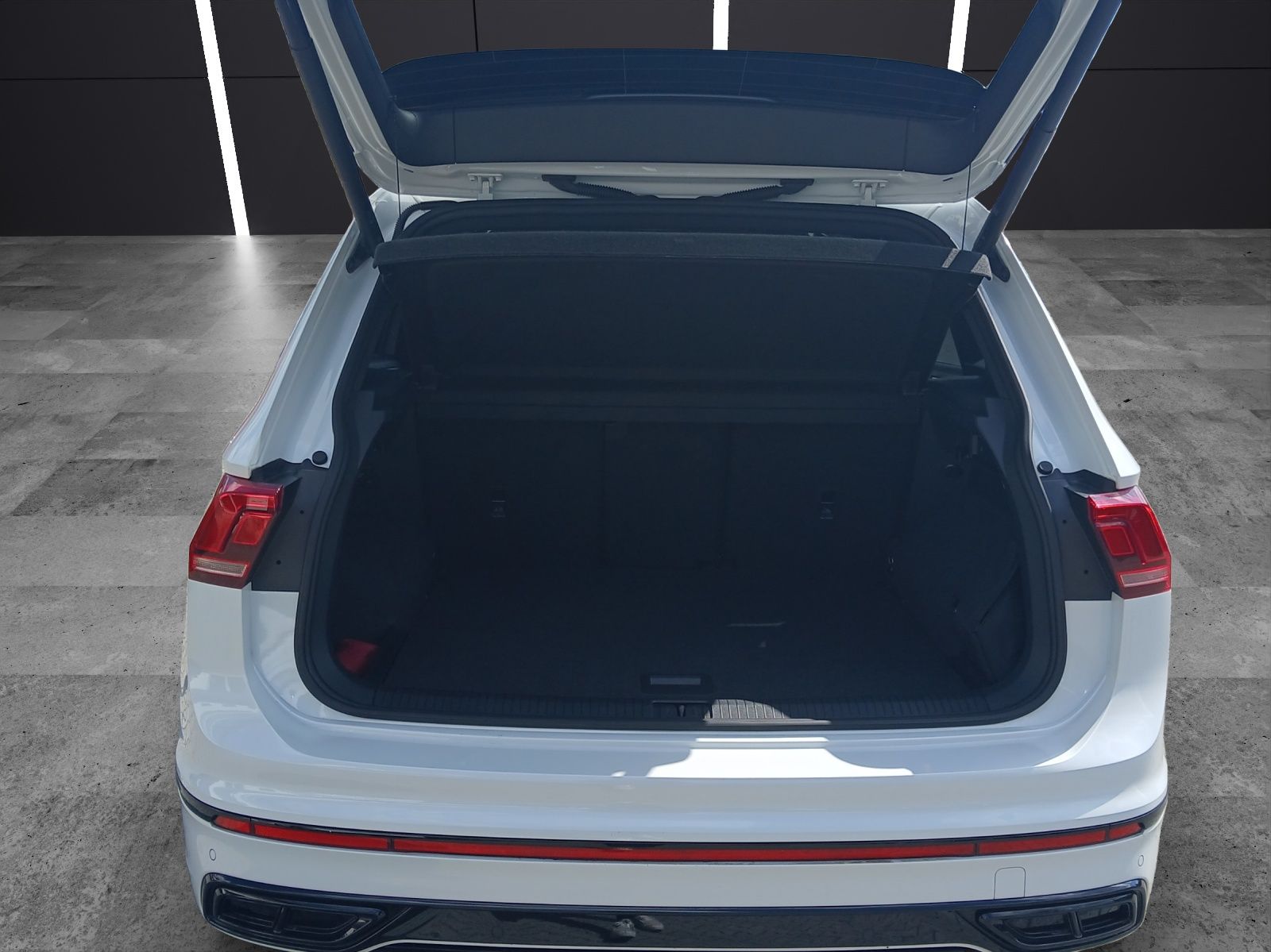 Fahrzeugabbildung Volkswagen Tiguan TDI R-Line DSG 4M Matrix AHK Navi AID ACC