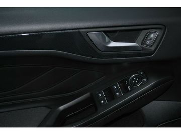 Fahrzeugabbildung Ford Focus 1,5 L ST-Line+LED+KEYFREE+SPORT-PAKET+NAVI