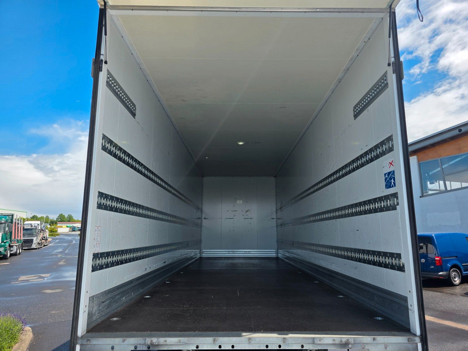 Fahrzeugabbildung Mercedes-Benz Actros 1833 L Retarder 2x Bett LBW Bär 1.500kg