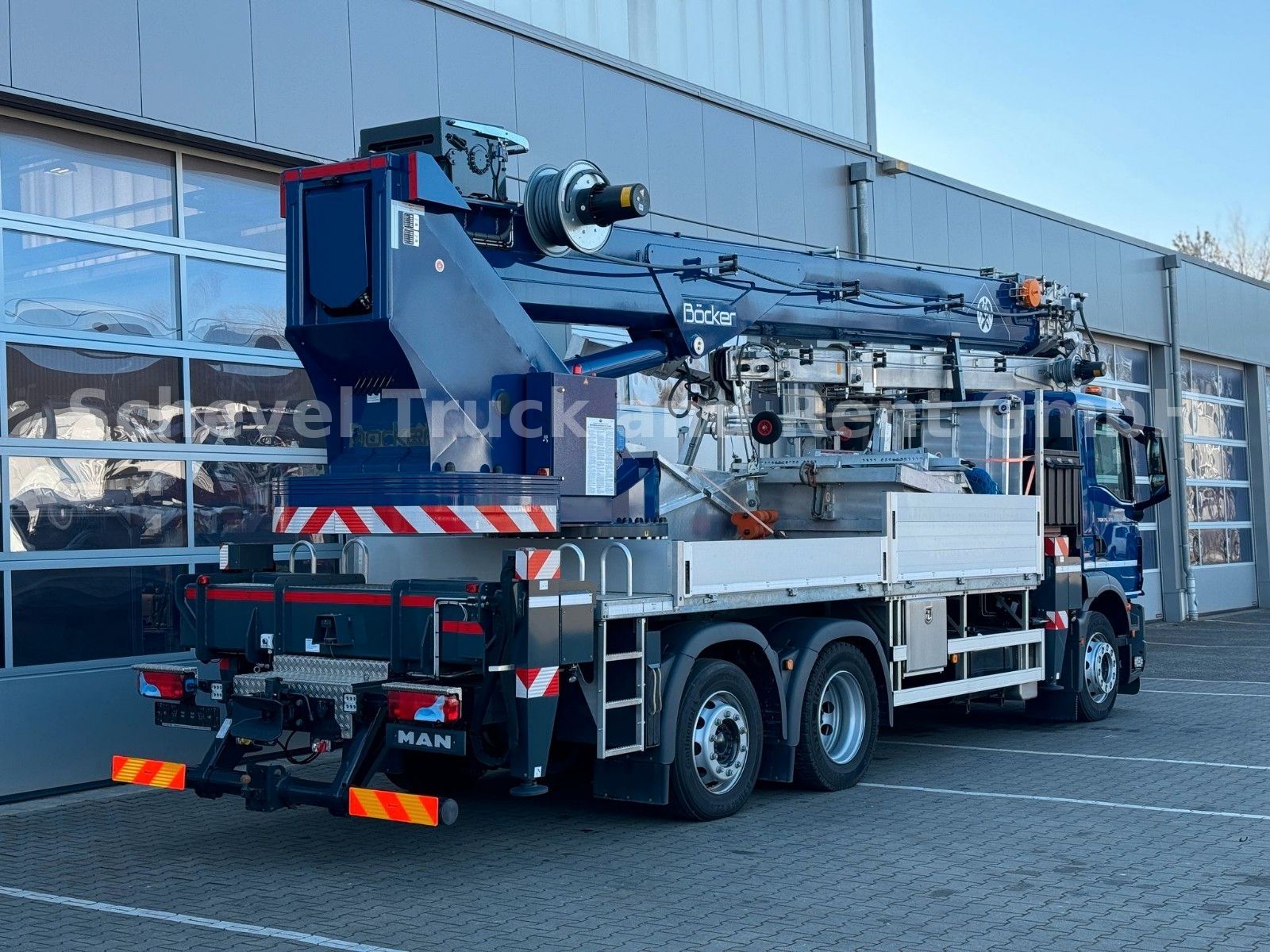Fahrzeugabbildung MAN TGM 26.320 BL 6x2 BÖCKER AK 46/6000 + JIB Kran