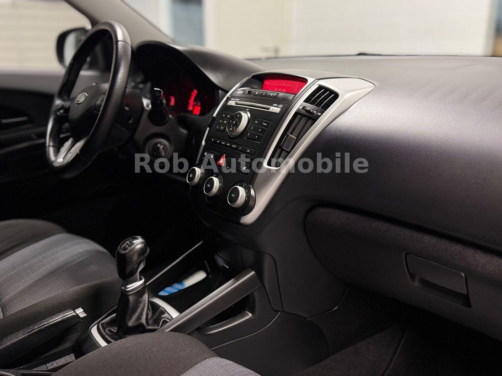 Kia cee'd 2011 — photo 18