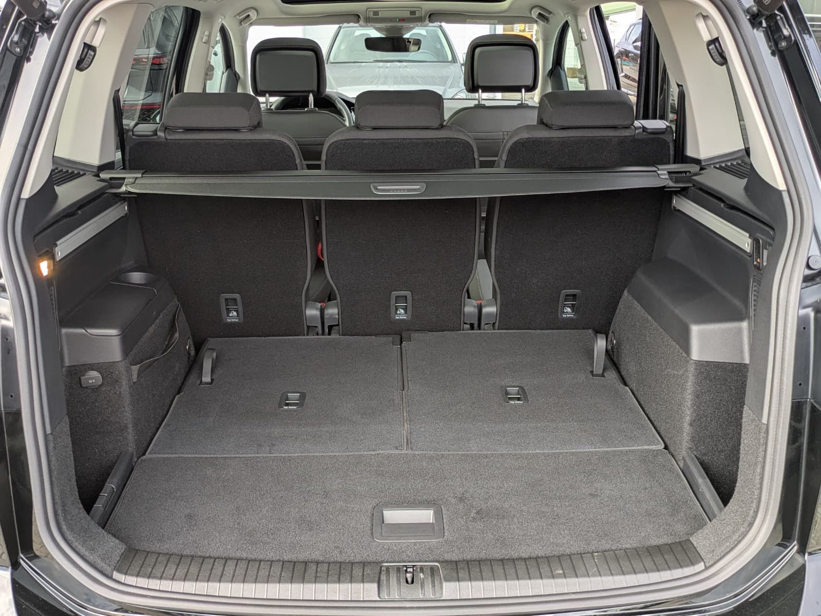 Fahrzeugabbildung Volkswagen Touran 2.0 DSG R-Line High. Pano 7-Si IQ.Dri AHK