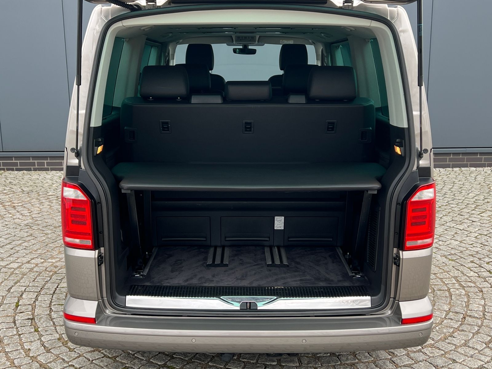 Fahrzeugabbildung Volkswagen T6 Multivan Generation Six 2.0 TDI DSG *AHK, LED