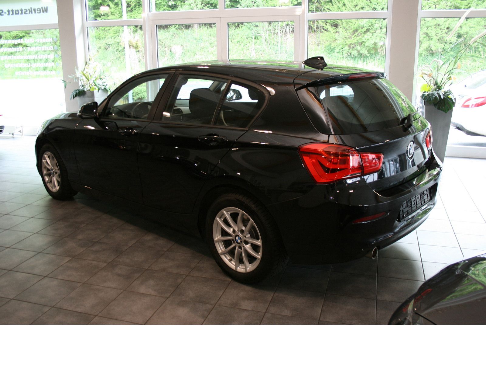Fahrzeugabbildung BMW 118i Advantage *4-Türer*Schiebedach*PDC*Navi