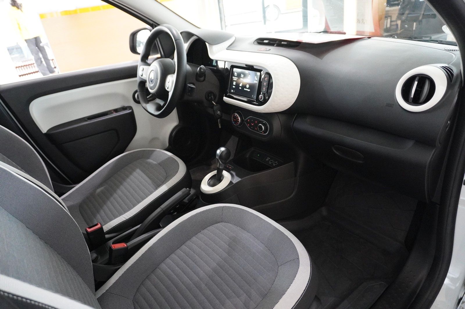 Fahrzeugabbildung Renault Twingo Equilibre Electric 22KWH NAVI/LED/DAB+