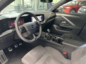 Fotografie des Opel Astra Sports Tourer 1.2 Turbo GS