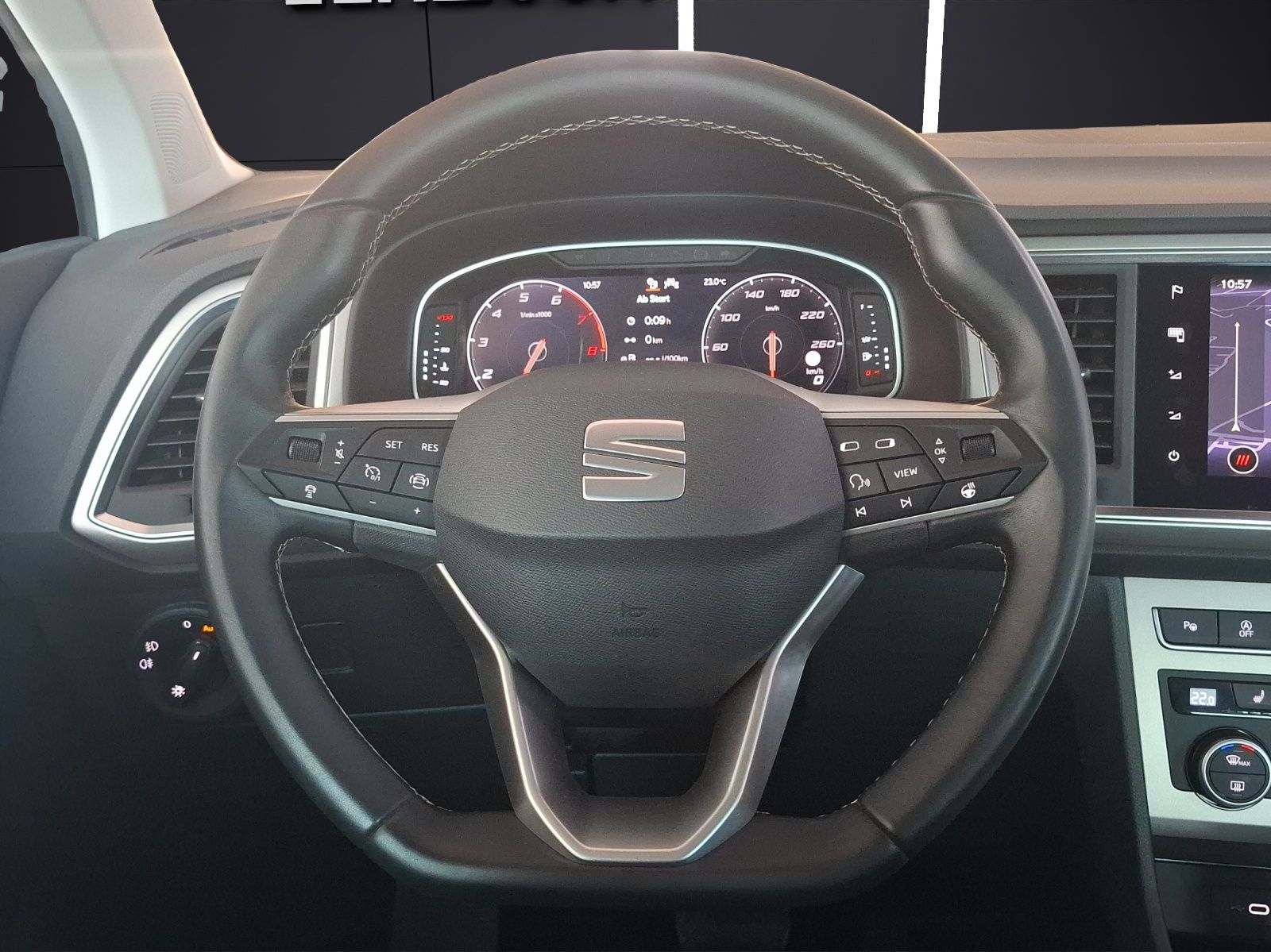 Fahrzeugabbildung SEAT Ateca TSI Xperience DSG LED AHK Navi AID ACC RFK