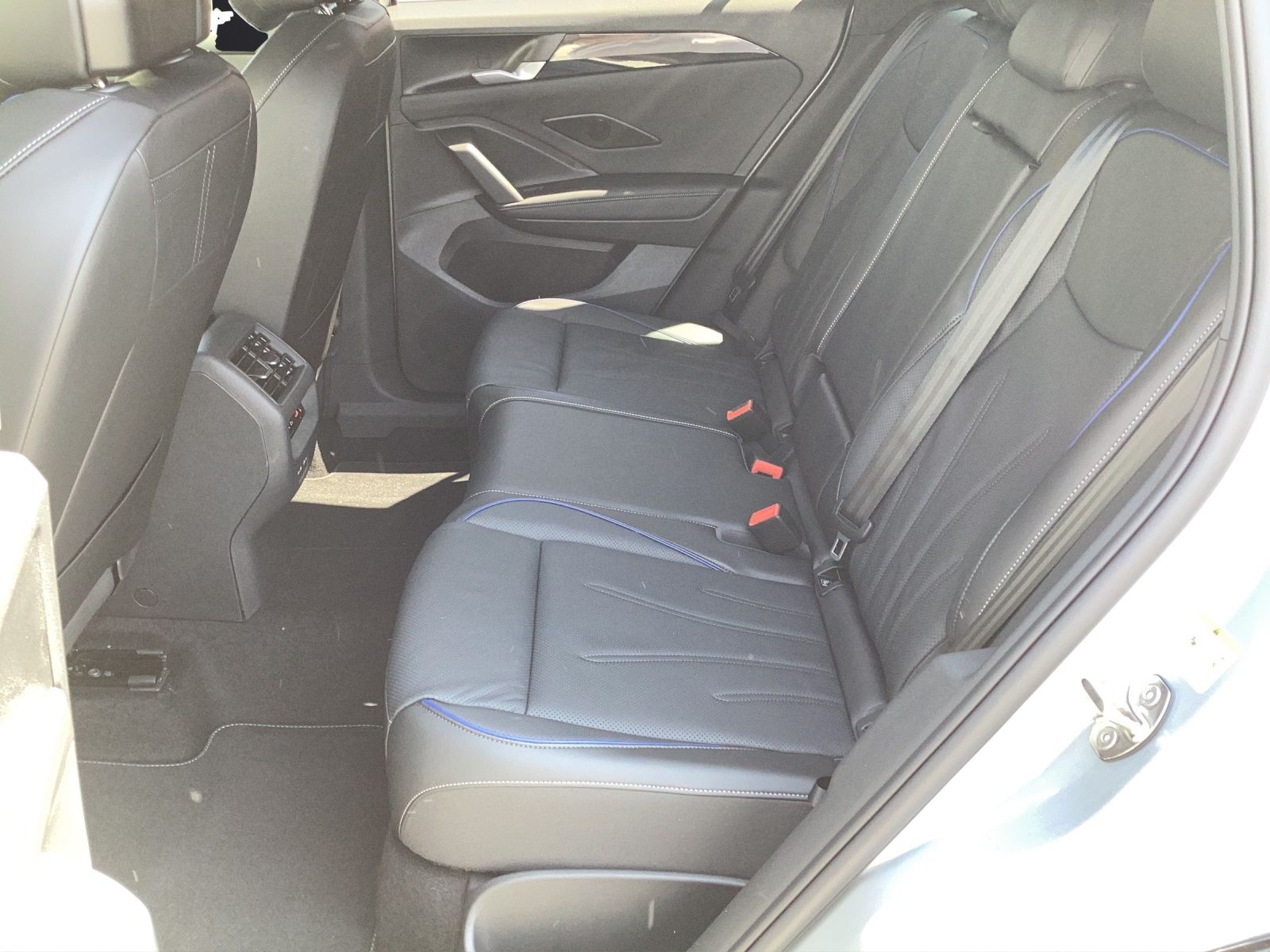 Fahrzeugabbildung Volkswagen Tiguan 1.5 TSI eHybrid 200 kW R-Line AHZV  IQ.LI