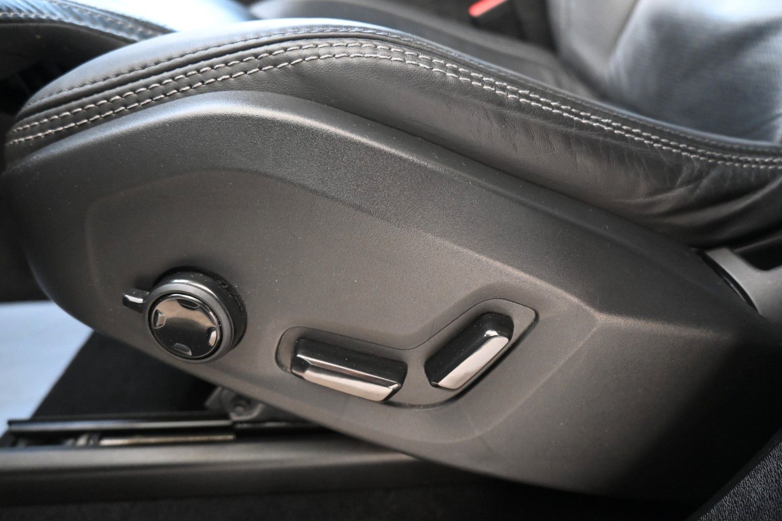 Fahrzeugabbildung Volvo XC90 B5D AWD Plus Dark*STDHZG*PANO*LUFT*360°*AHK