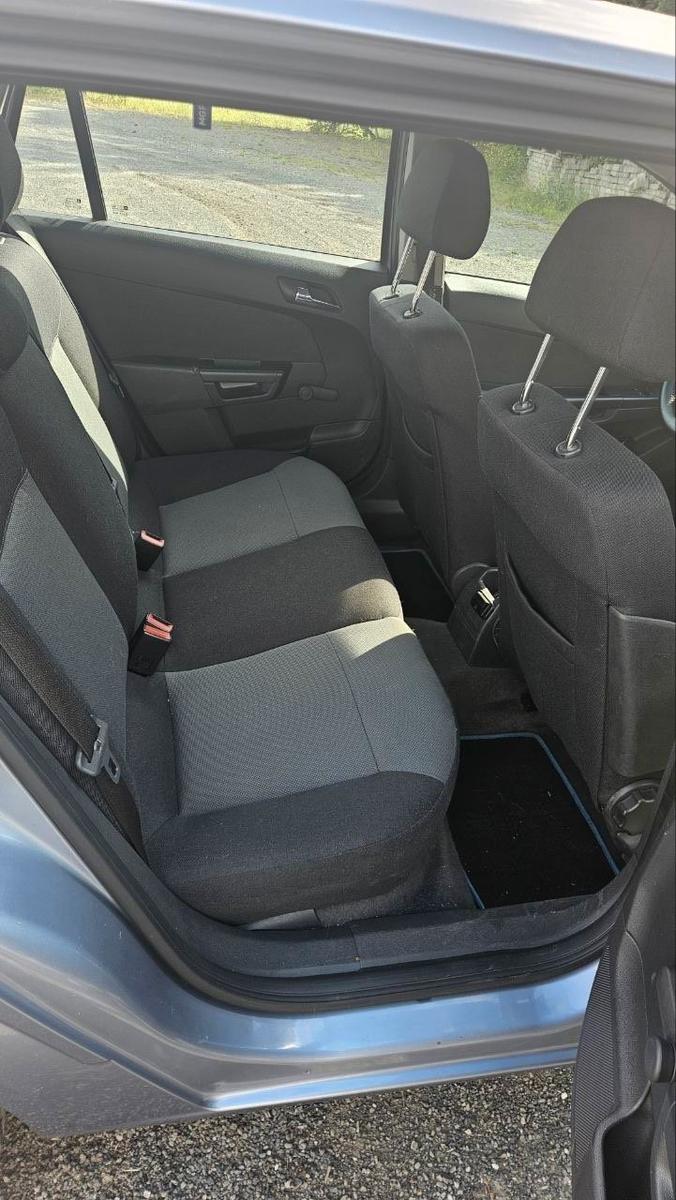 Opel Astra 2010 — photo 10