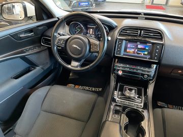 Jaguar XE Pure *NAVI*360°*SZHZ*TEMPO*BI-XENON*PDC*TOUCH